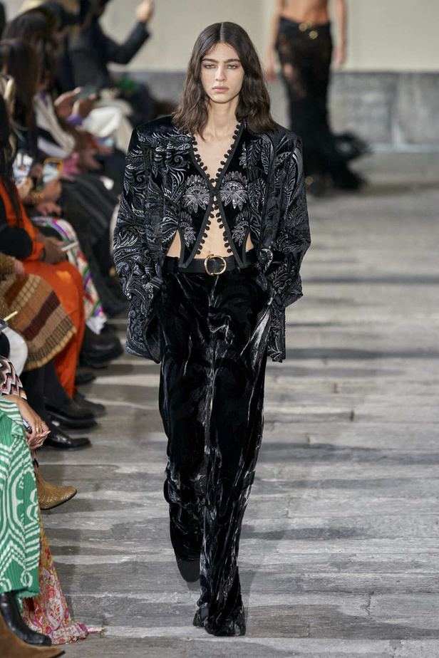 عرض أزياء مجموعة Etro لموسم خريف وشتاء 2022 في ميلانو
