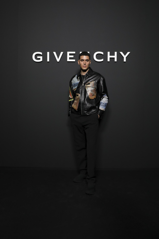 لمسات الكشكش واللؤلؤ تزيّن مجموعة أزياء Givenchy لخريف وشتاء 2022