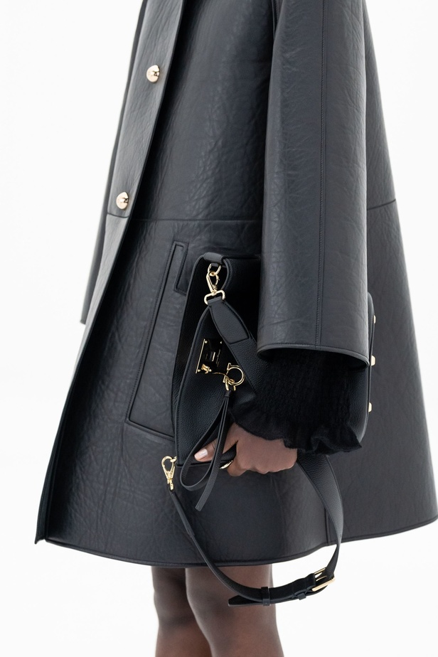  الأزياء العملية هي بطلة مجموعة أزياء Salvatore Ferragamo لخريف 2022