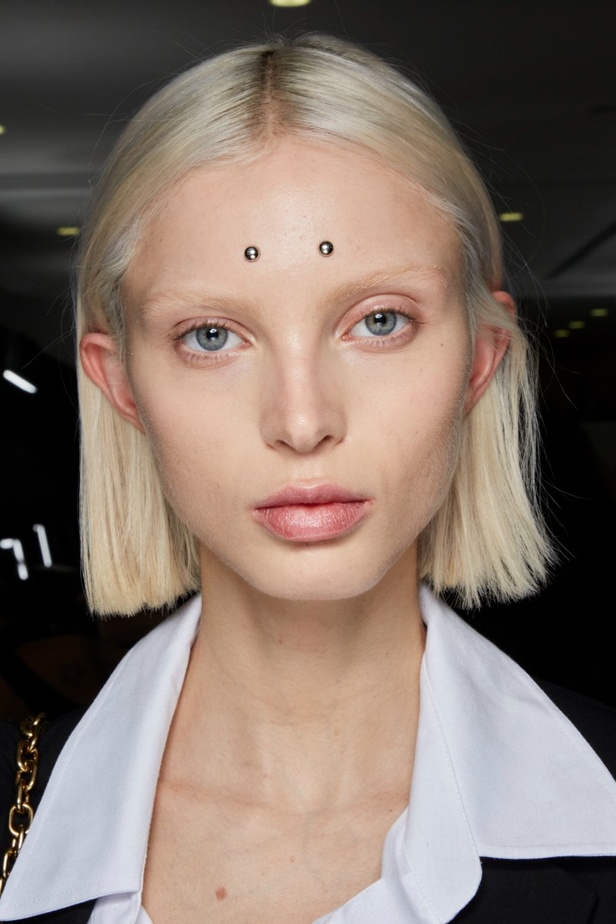 اطلالات جمالية من مجموعة أزياء Givenchy لخريف وشتاء 2022