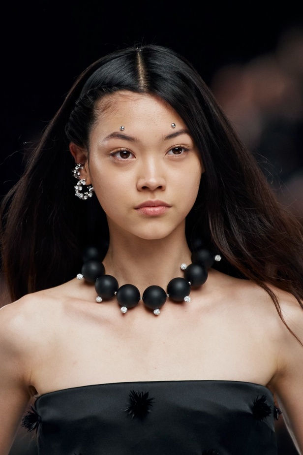 اطلالات جمالية من مجموعة أزياء Givenchy لخريف وشتاء 2022