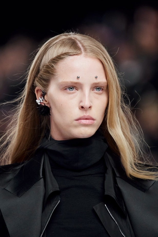 اطلالات جمالية من مجموعة أزياء Givenchy لخريف وشتاء 2022