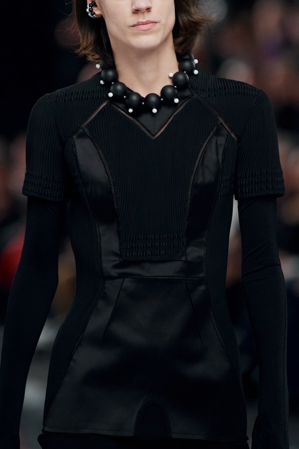 لمسات الكشكش واللؤلؤ تزيّن مجموعة أزياء Givenchy لخريف وشتاء 2022