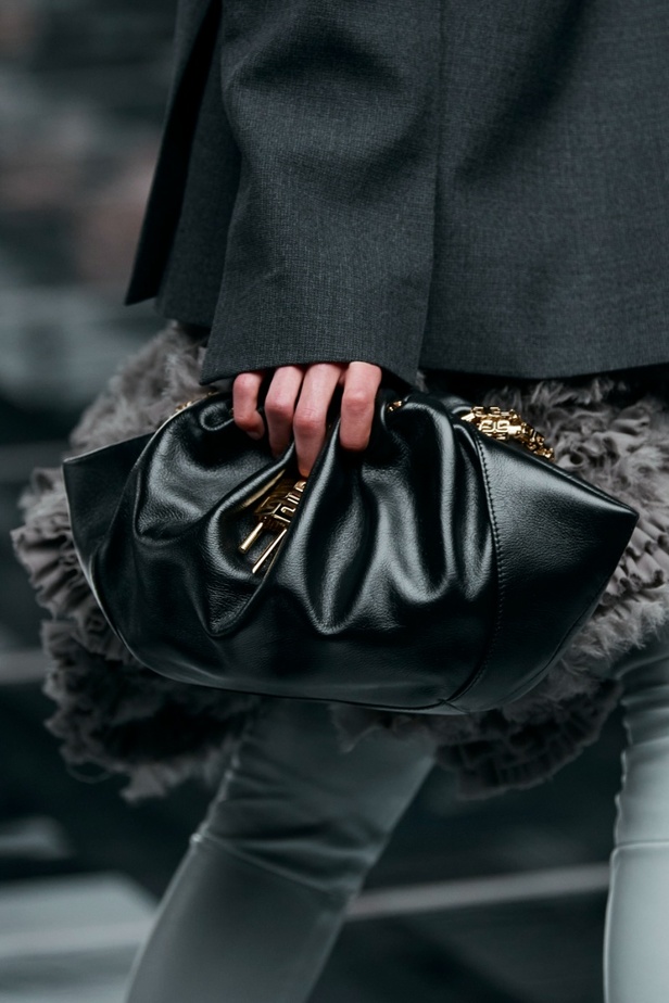 لمسات الكشكش واللؤلؤ تزيّن مجموعة أزياء Givenchy لخريف وشتاء 2022