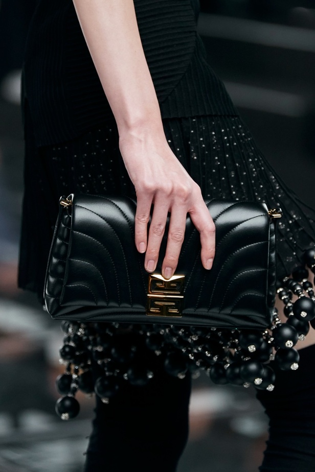 لمسات الكشكش واللؤلؤ تزيّن مجموعة أزياء Givenchy لخريف وشتاء 2022