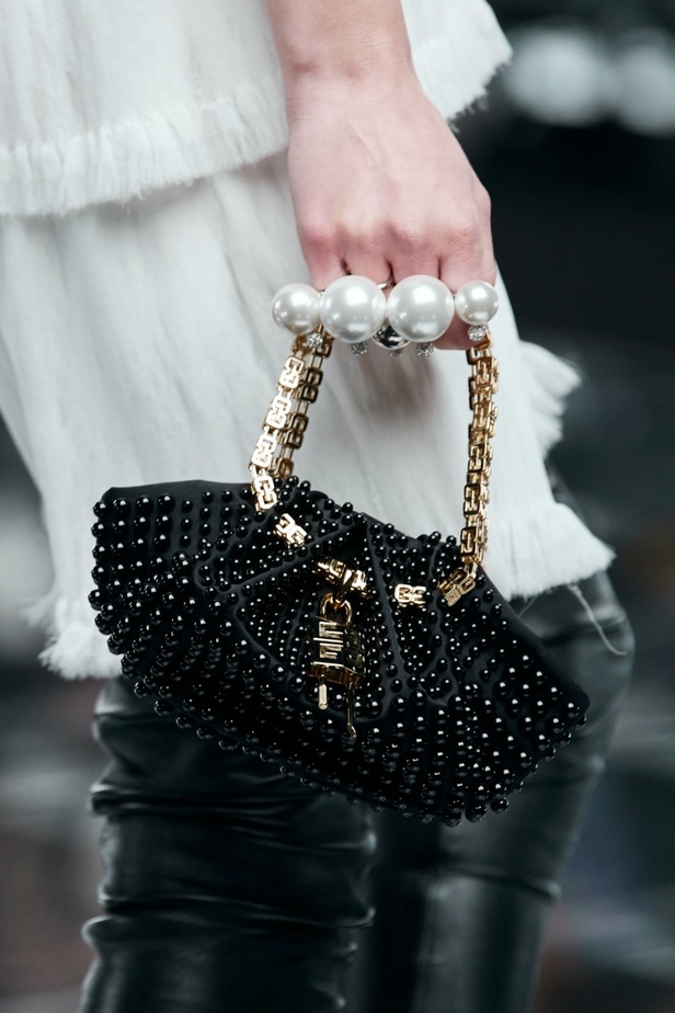 لمسات الكشكش واللؤلؤ تزيّن مجموعة أزياء Givenchy لخريف وشتاء 2022