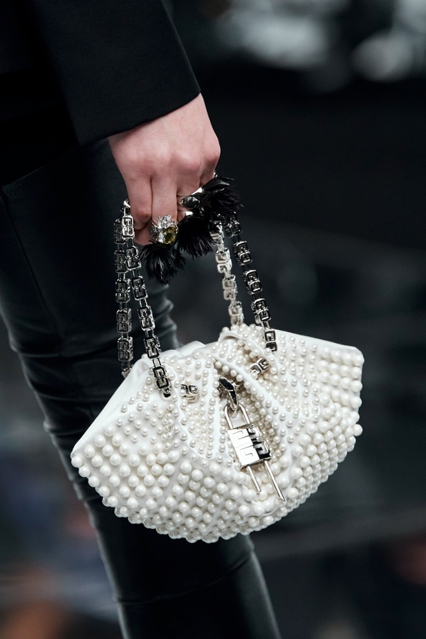 لمسات الكشكش واللؤلؤ تزيّن مجموعة أزياء Givenchy لخريف وشتاء 2022