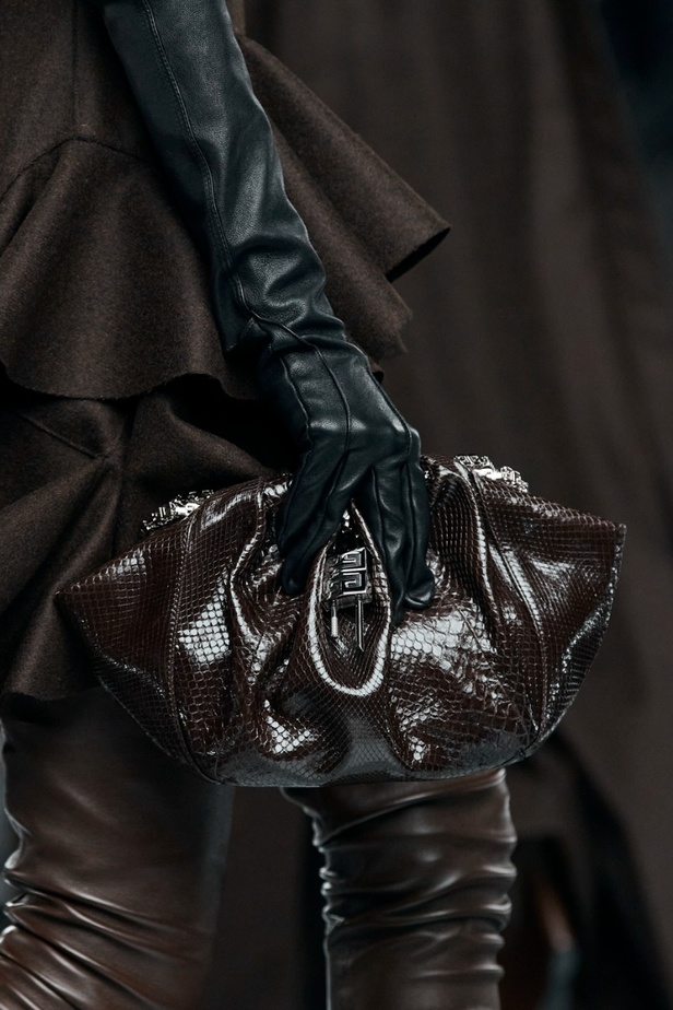 لمسات الكشكش واللؤلؤ تزيّن مجموعة أزياء Givenchy لخريف وشتاء 2022