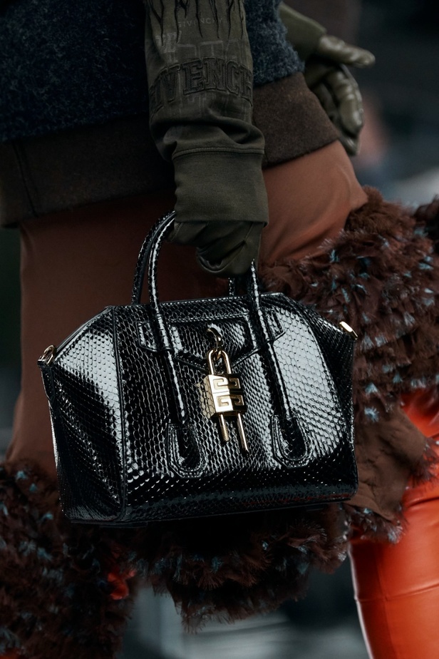 لمسات الكشكش واللؤلؤ تزيّن مجموعة أزياء Givenchy لخريف وشتاء 2022