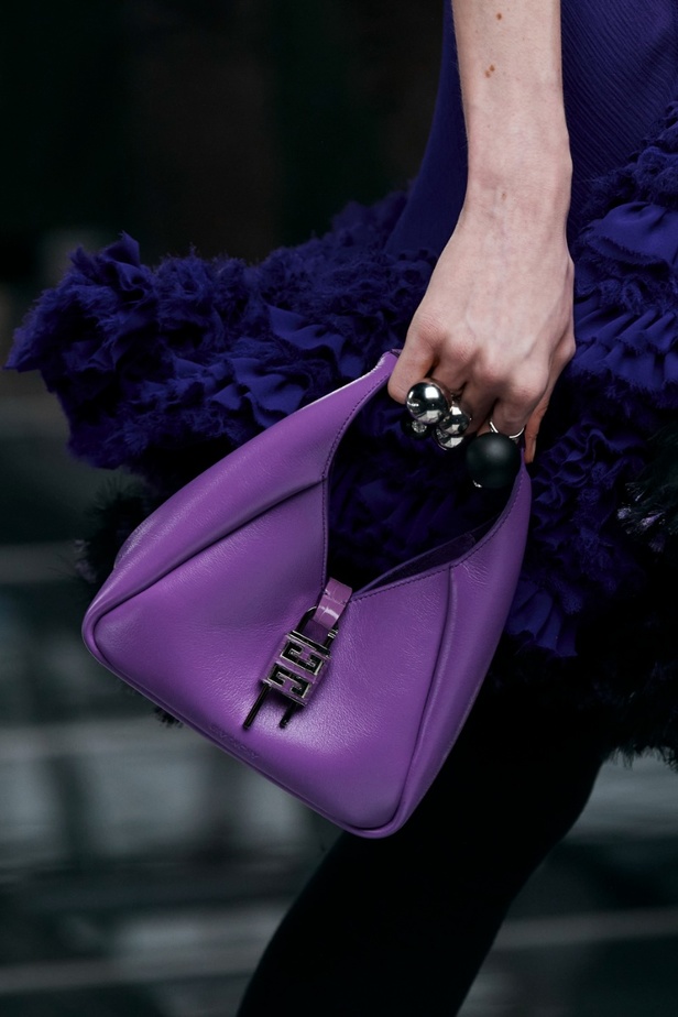 لمسات الكشكش واللؤلؤ تزيّن مجموعة أزياء Givenchy لخريف وشتاء 2022