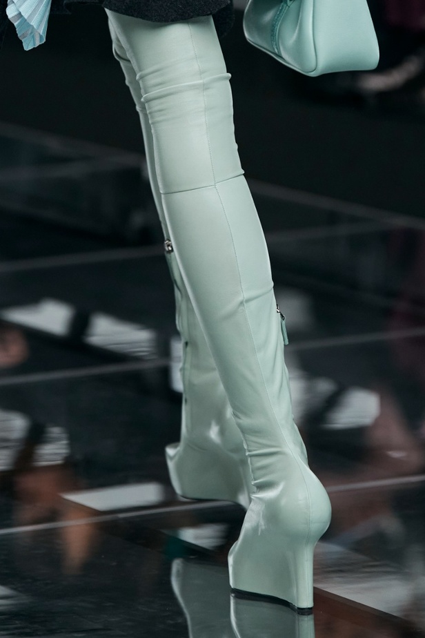 لمسات الكشكش واللؤلؤ تزيّن مجموعة أزياء Givenchy لخريف وشتاء 2022