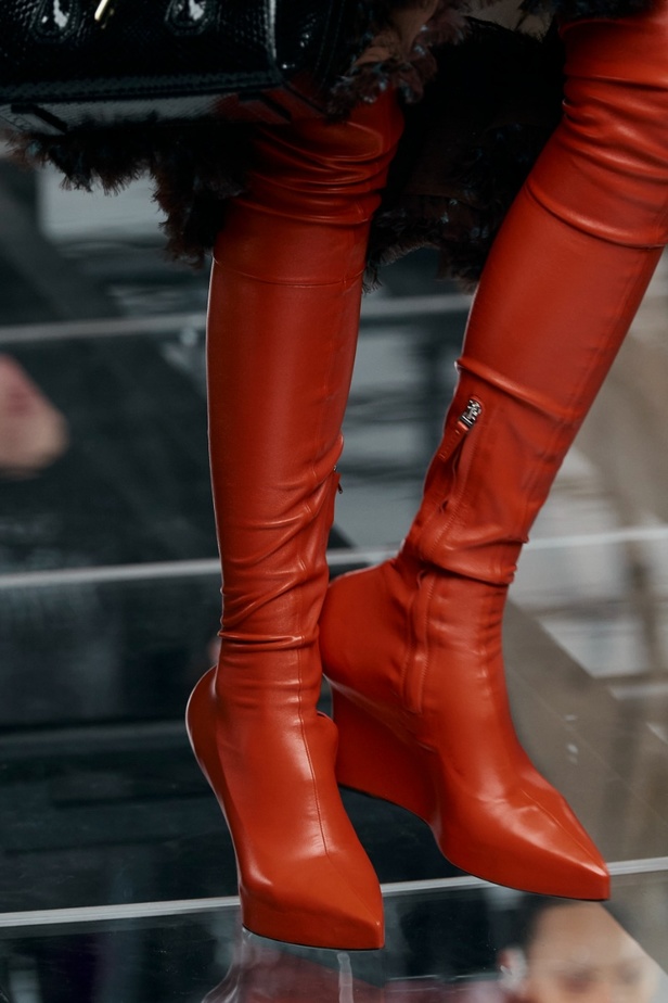 لمسات الكشكش واللؤلؤ تزيّن مجموعة أزياء Givenchy لخريف وشتاء 2022