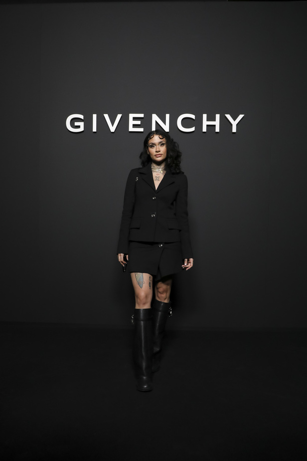 لمسات الكشكش واللؤلؤ تزيّن مجموعة أزياء Givenchy لخريف وشتاء 2022