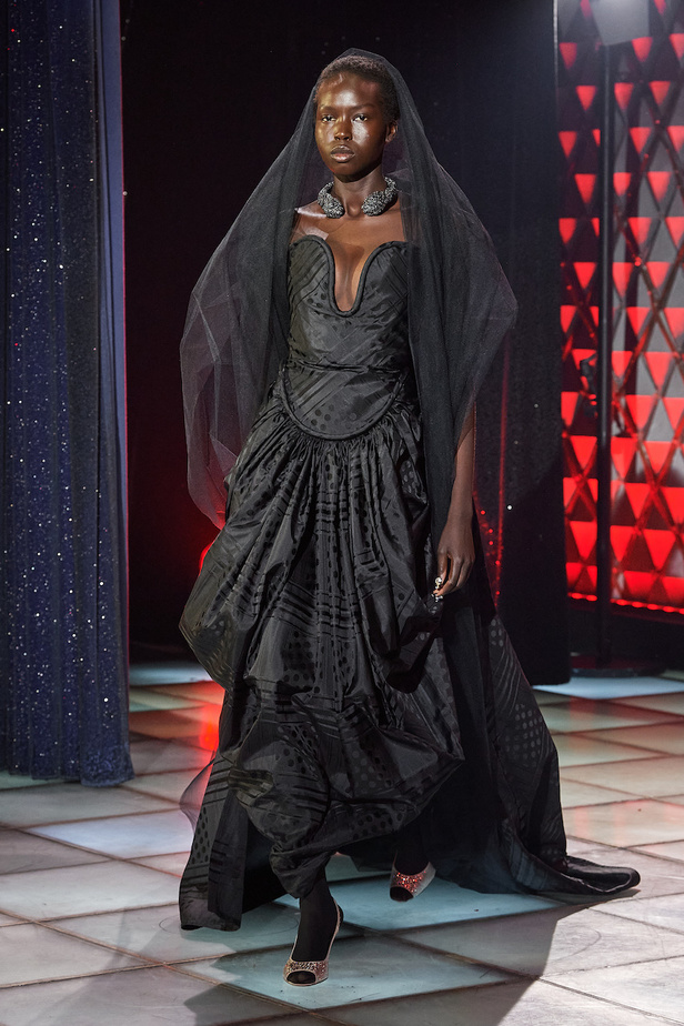 من عرض أزياء Andreas Krönthaler for Vivienne Westwood