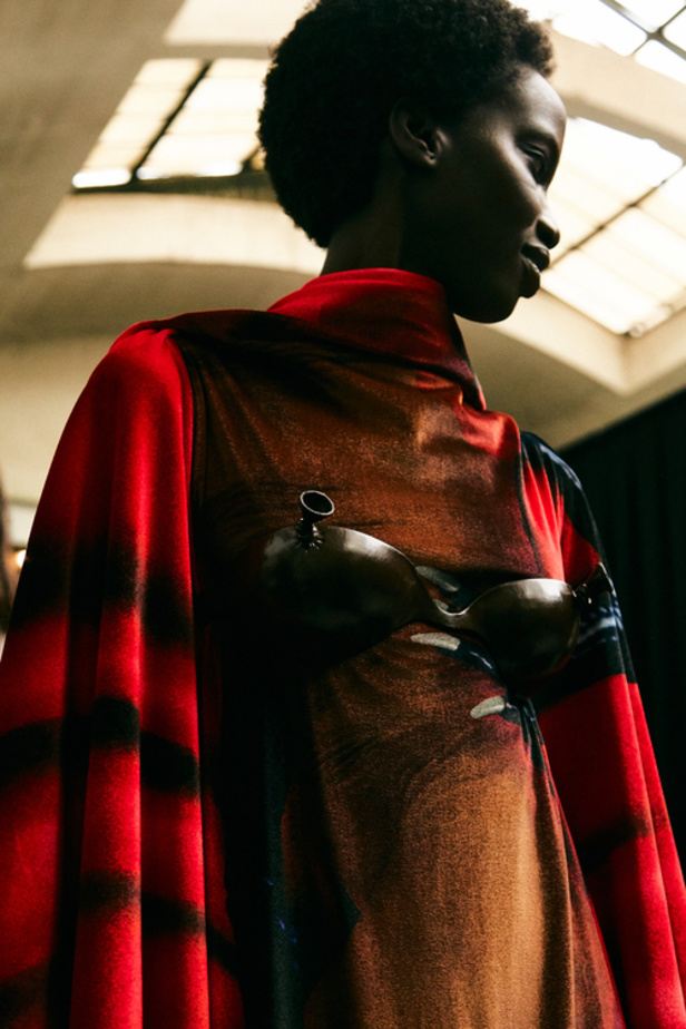 إبداع وابتكار وتميّز في مجموعة دار Loewe في باريس