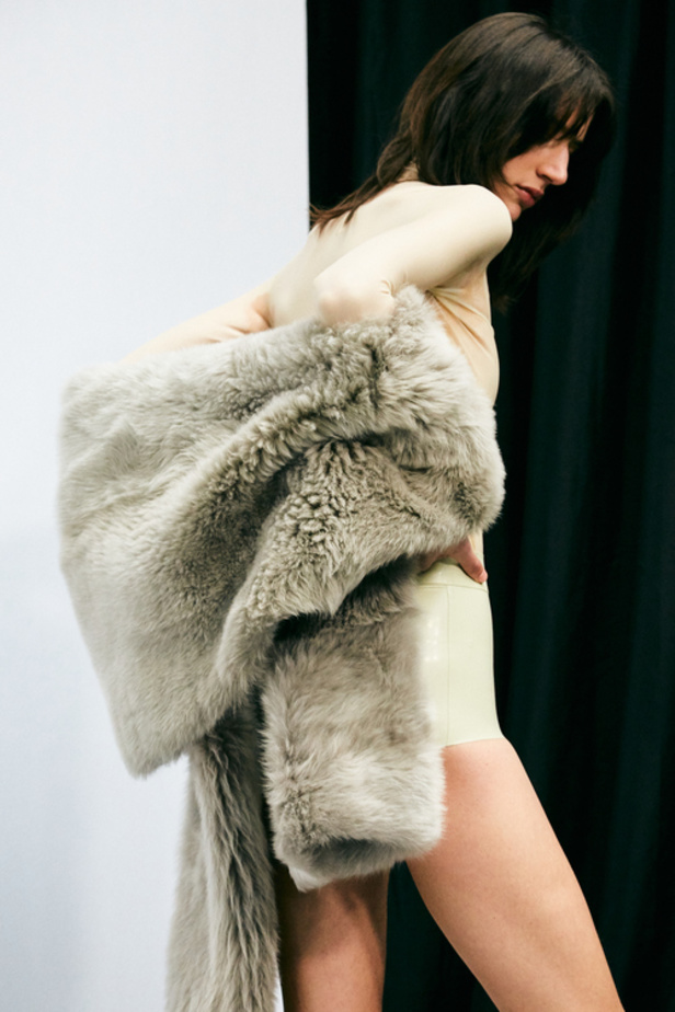 إبداع وابتكار وتميّز في مجموعة دار Loewe في باريس