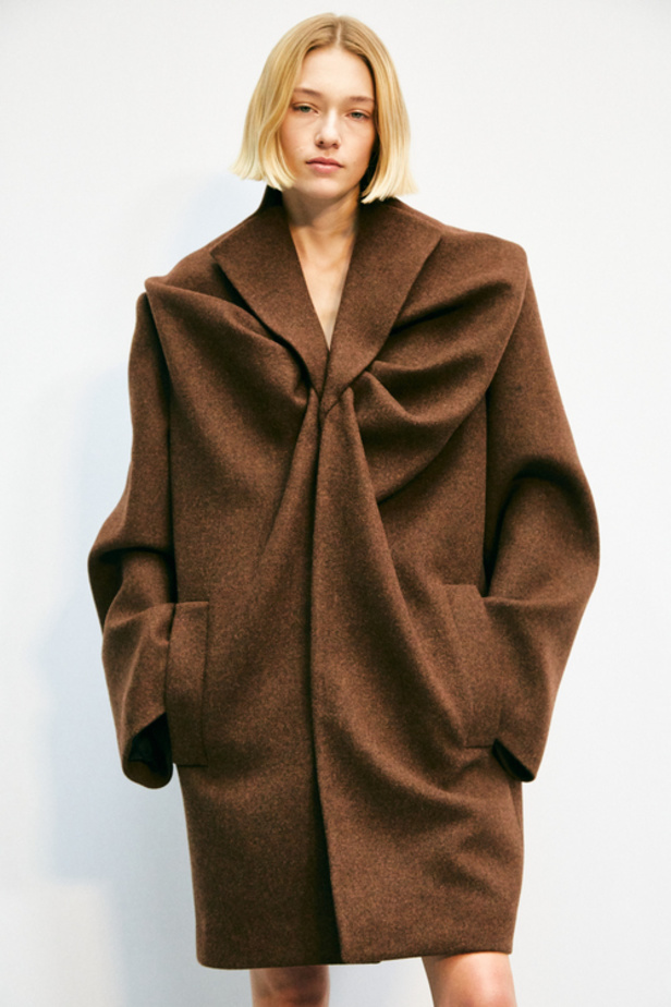 إبداع وابتكار وتميّز في مجموعة دار Loewe في باريس