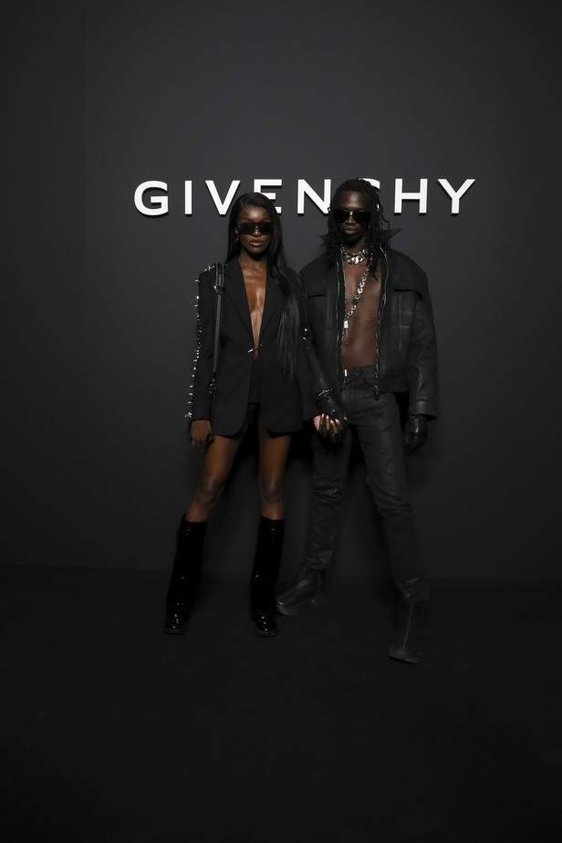 لمسات الكشكش واللؤلؤ تزيّن مجموعة أزياء Givenchy لخريف وشتاء 2022