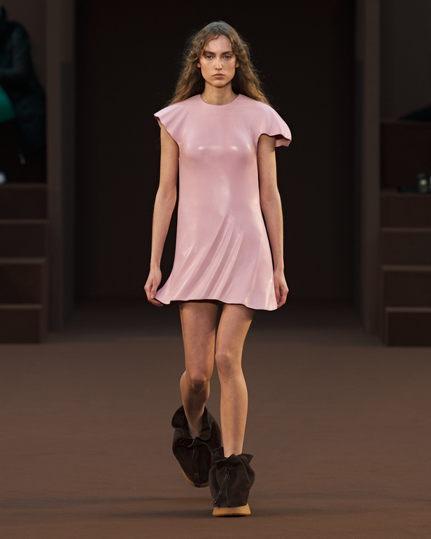 إبداع وابتكار وتميّز في مجموعة دار Loewe في باريس