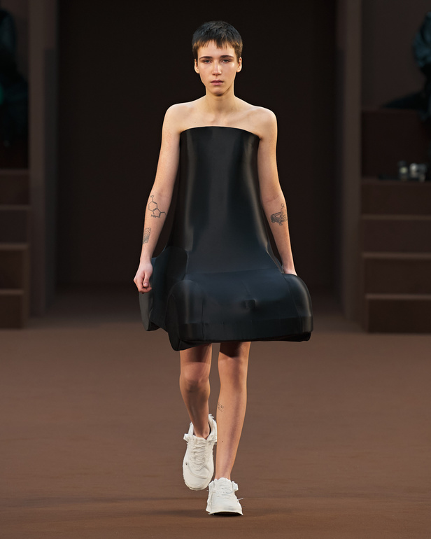 إبداع وابتكار وتميّز في مجموعة دار Loewe في باريس