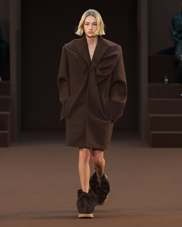 إبداع وابتكار وتميّز في مجموعة دار Loewe في باريس