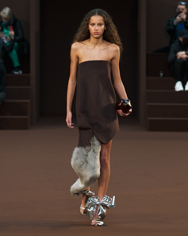 إبداع وابتكار وتميّز في مجموعة دار Loewe في باريس