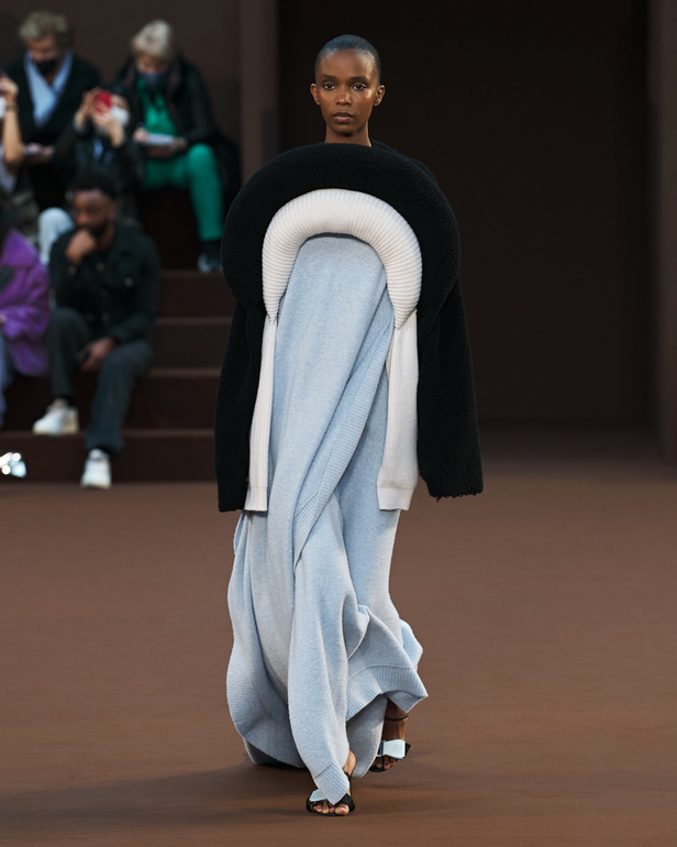 إبداع وابتكار وتميّز في مجموعة دار Loewe في باريس