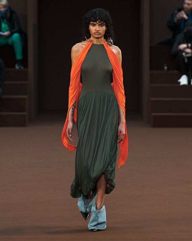 إبداع وابتكار وتميّز في مجموعة دار Loewe في باريس