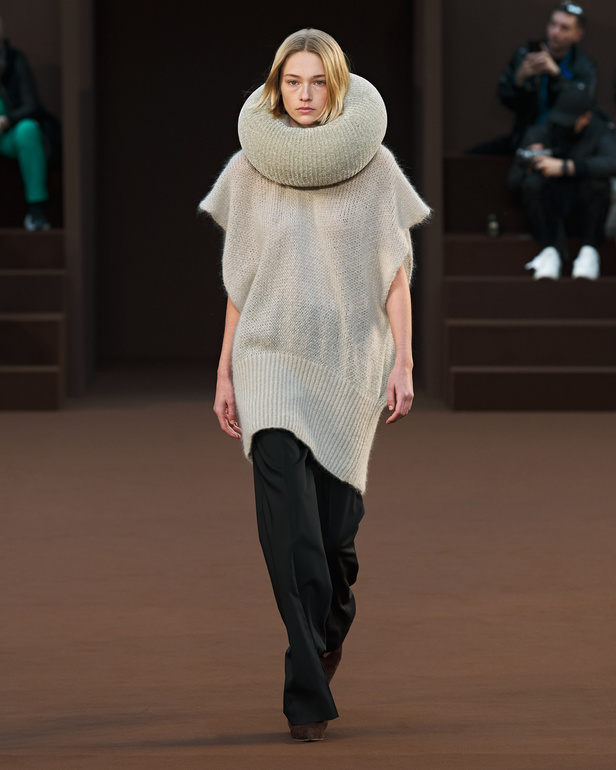 إبداع وابتكار وتميّز في مجموعة دار Loewe في باريس