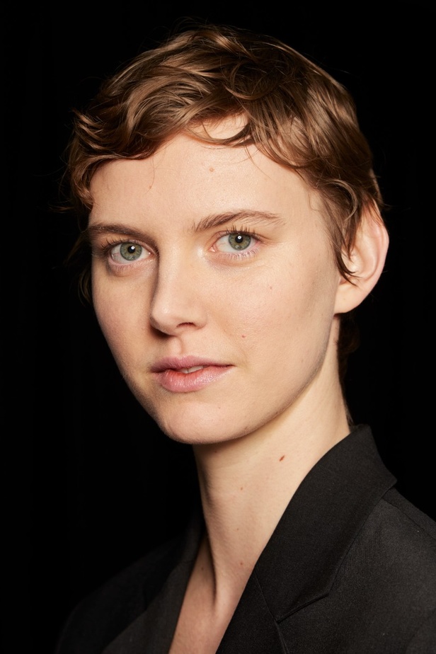 اطلالات جمالية في مجموعة دار Loewe في باريس