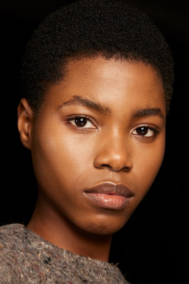 اطلالات جمالية في مجموعة دار Loewe في باريس