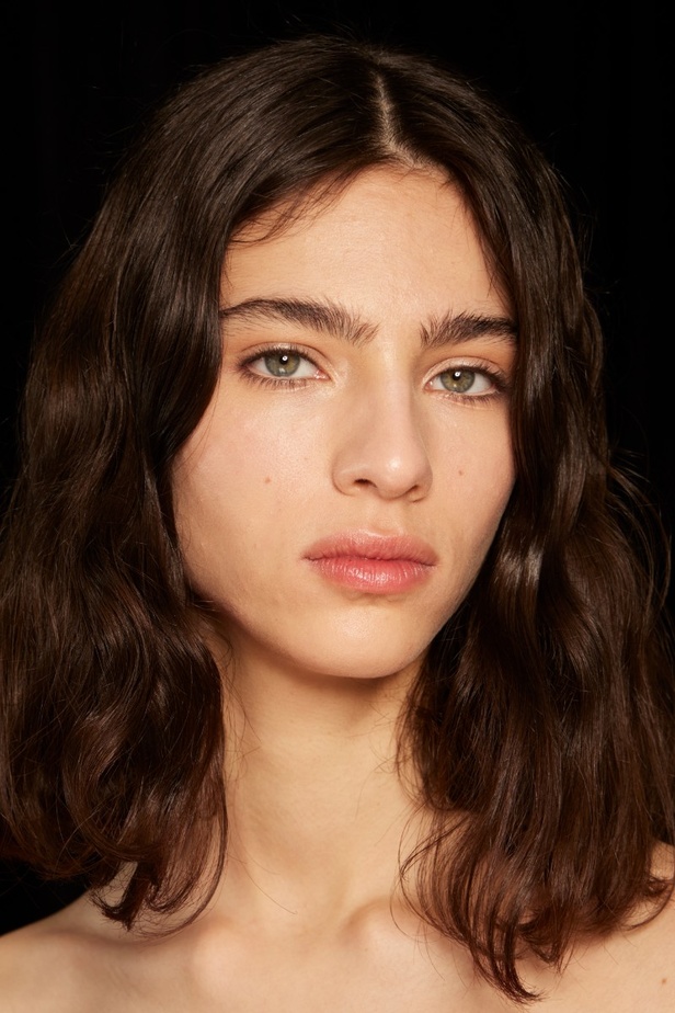 اطلالات جمالية في مجموعة دار Loewe في باريس