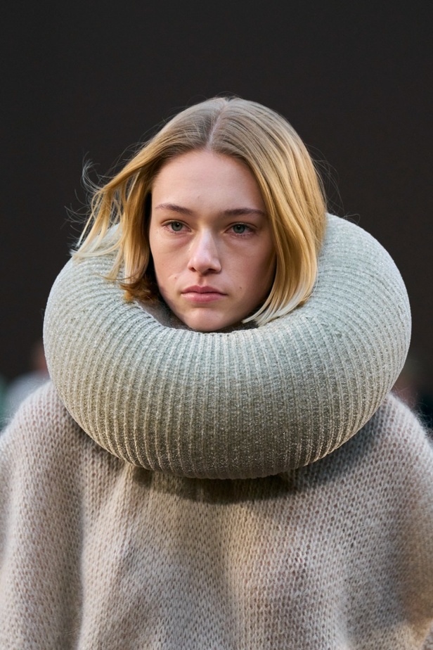 اطلالات جمالية في مجموعة دار Loewe في باريس