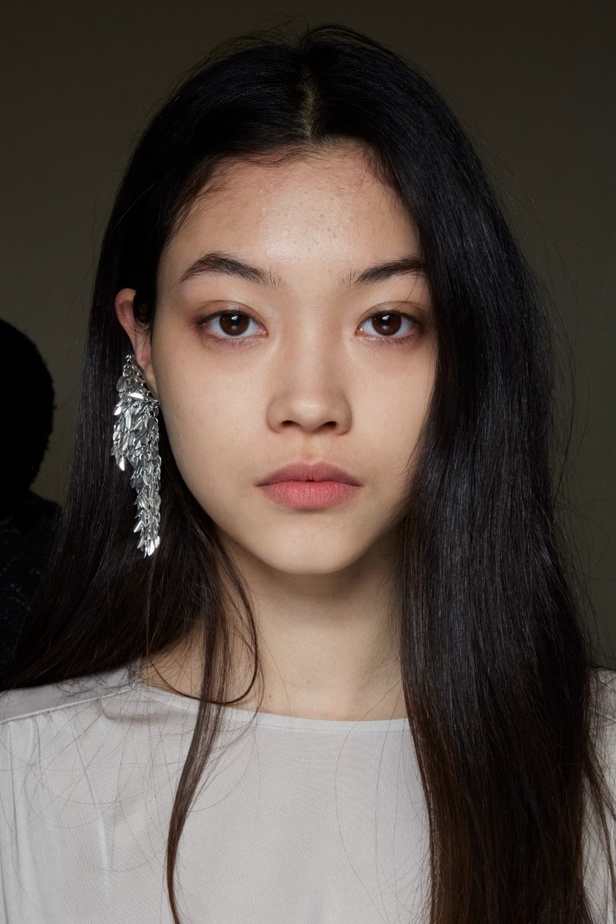 اطلالات جمالية في عرض أزياء مجموعة Isabel Marant لموسم خريف وشتاء 2022 