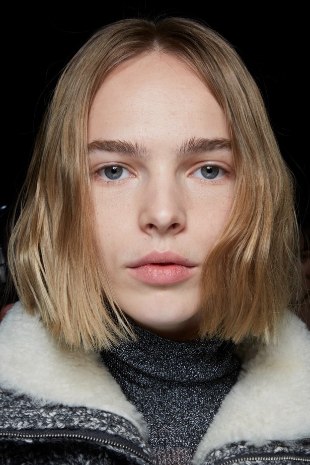 اطلالات جمالية في عرض أزياء مجموعة Isabel Marant لموسم خريف وشتاء 2022 