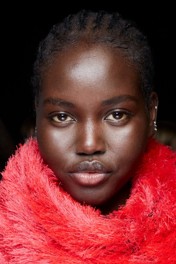 اطلالات جمالية في عرض أزياء مجموعة Isabel Marant لموسم خريف وشتاء 2022 