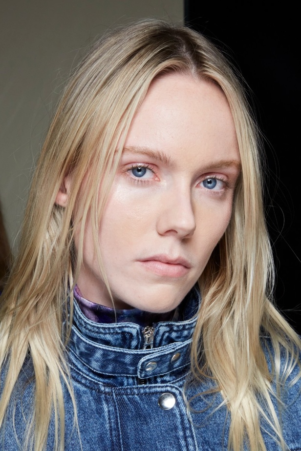 اطلالات جمالية في عرض أزياء مجموعة Isabel Marant لموسم خريف وشتاء 2022 