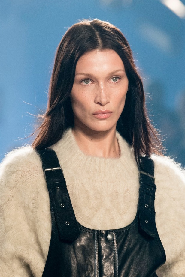 اطلالات جمالية في عرض أزياء مجموعة Isabel Marant لموسم خريف وشتاء 2022 