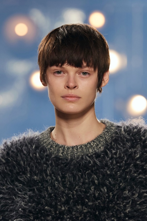 اطلالات جمالية في عرض أزياء مجموعة Isabel Marant لموسم خريف وشتاء 2022 