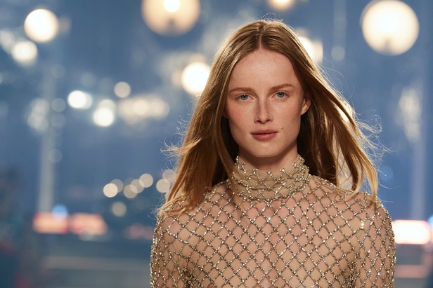 اطلالات جمالية في عرض أزياء مجموعة Isabel Marant لموسم خريف وشتاء 2022 