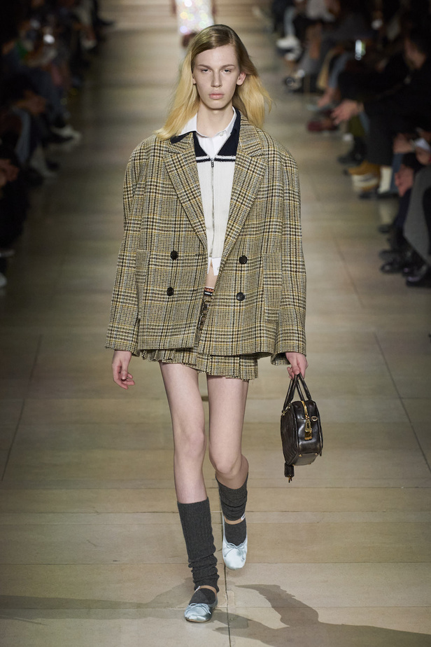 من عرض أزياء Miu Miu لموسم خريف 2022