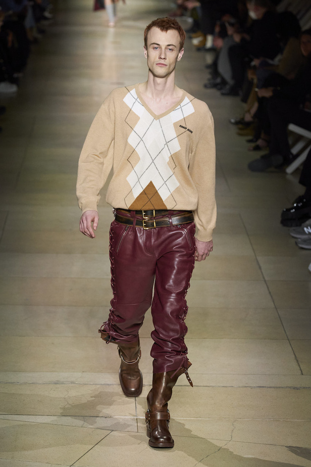 من عرض أزياء Miu Miu لموسم خريف 2022