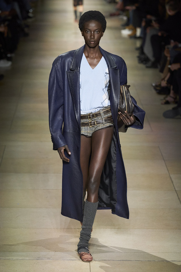 من عرض أزياء Miu Miu لموسم خريف 2022