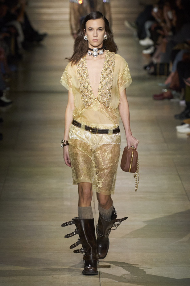 من عرض أزياء Miu Miu لموسم خريف 2022