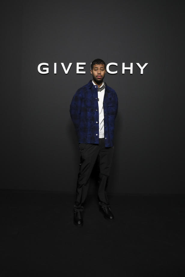 لمسات الكشكش واللؤلؤ تزيّن مجموعة أزياء Givenchy لخريف وشتاء 2022