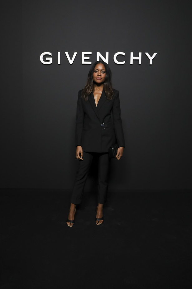 لمسات الكشكش واللؤلؤ تزيّن مجموعة أزياء Givenchy لخريف وشتاء 2022