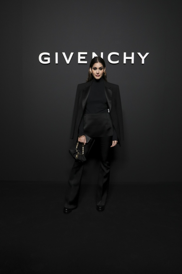 لمسات الكشكش واللؤلؤ تزيّن مجموعة أزياء Givenchy لخريف وشتاء 2022