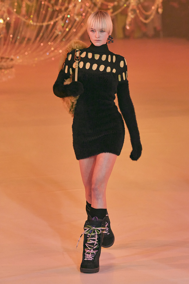 من عرض أزياء Off White لموسم خريف 2022
