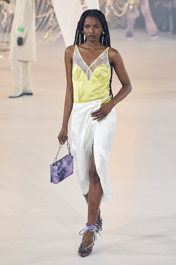 من عرض أزياء Off White لموسم خريف 2022