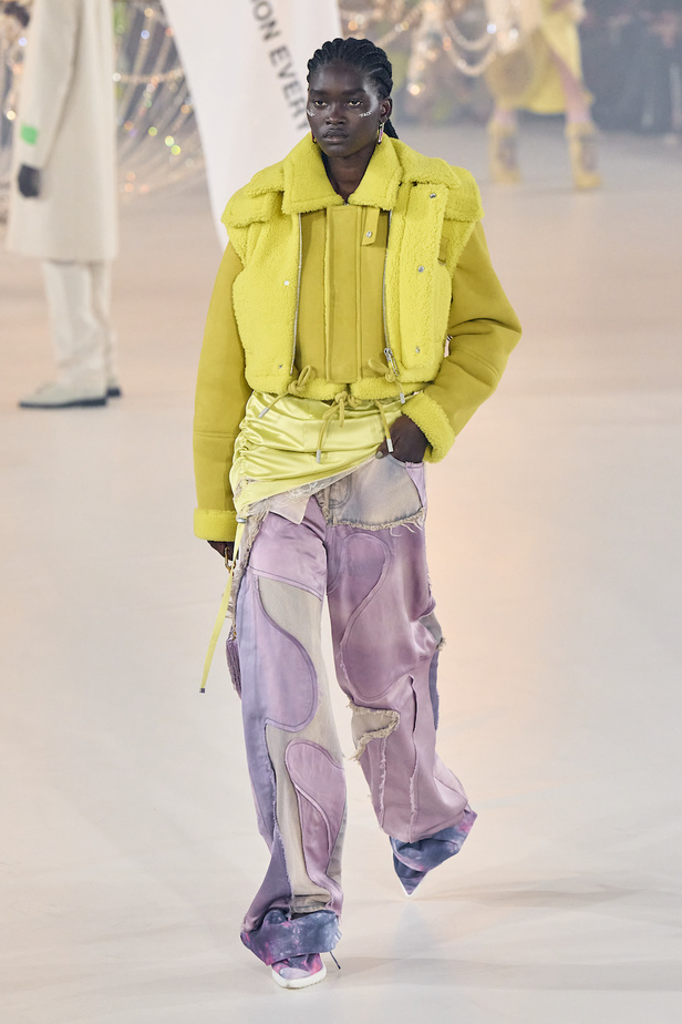 من عرض أزياء Off White لموسم خريف 2022